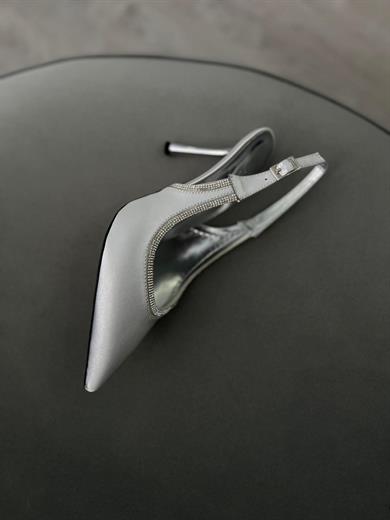 Gümüş renk, taş detaylı sivri burun kadın stiletto. 9 cm topuklu, arka bantlı şık tasarım