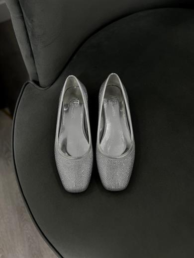 Gümüş Renk Zarif taş detaylarıyla şıklığı ön plana çıkaran bu babet, gün boyu konfor sunar. Yumuşak iç tabanı ve tam kalıp yapısıyla rahat bir kullanım sağlar. Günlük ve özel kombinler için idealdir