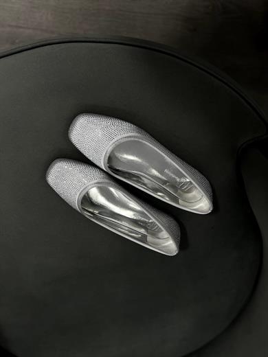 Gümüş Renk Zarif taş detaylarıyla şıklığı ön plana çıkaran bu babet, gün boyu konfor sunar. Yumuşak iç tabanı ve tam kalıp yapısıyla rahat bir kullanım sağlar. Günlük ve özel kombinler için idealdir