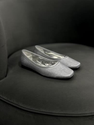 Gümüş Renk Zarif taş detaylarıyla şıklığı ön plana çıkaran bu babet, gün boyu konfor sunar. Yumuşak iç tabanı ve tam kalıp yapısıyla rahat bir kullanım sağlar. Günlük ve özel kombinler için idealdir