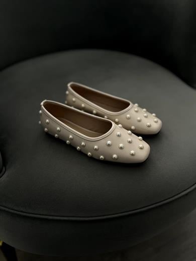 İnci detaylı bej babet. Şık ve rahat tasarım. 36–43 numara arası