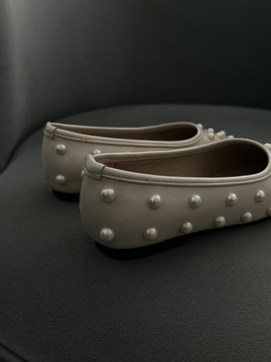 İnci detaylı bej babet. Şık ve rahat tasarım. 36–43 numara arası