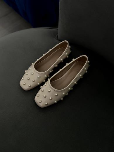 İnci detaylı bej babet. Şık ve rahat tasarım. 36–43 numara arası