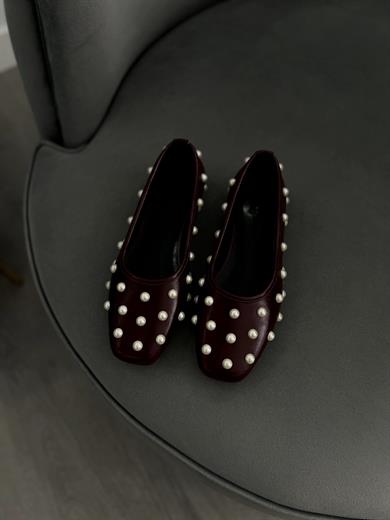 İnci detaylı bordo babet. Şık ve rahat tasarım. 36–43 numara arası