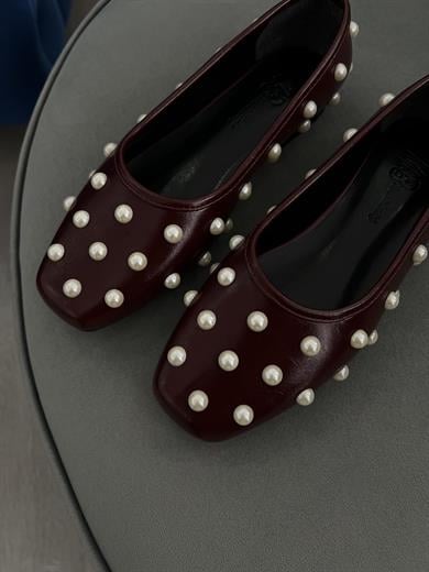 İnci detaylı bordo babet. Şık ve rahat tasarım. 36–43 numara arası