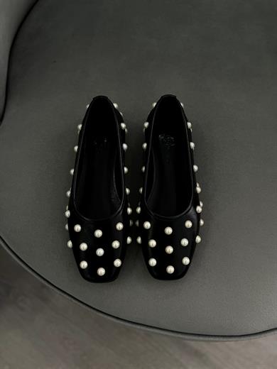 İnci detaylı siyah babet. Şık ve rahat tasarım. 36–43 numara arası