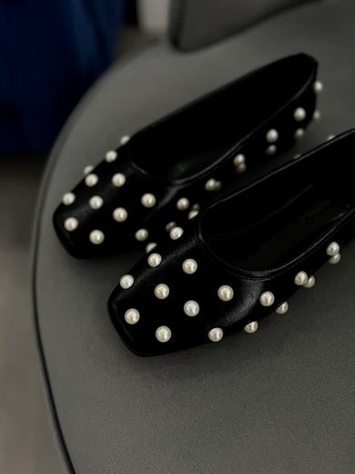 İnci detaylı siyah babet. Şık ve rahat tasarım. 36–43 numara arası