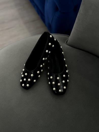 İnci detaylı siyah babet. Şık ve rahat tasarım. 36–43 numara arası