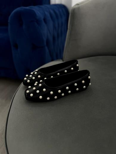 İnci detaylı siyah babet. Şık ve rahat tasarım. 36–43 numara arası