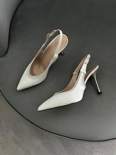 Kerm renk, taş detaylı sivri burun kadın stiletto. 9 cm topuklu, arka bantlı şık tasarım