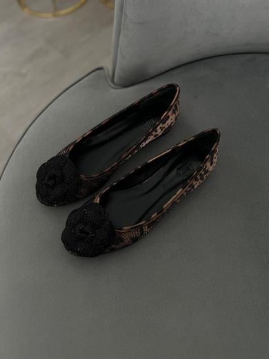 Leopar Renk 36–43 numara arası tam kalıp, tamamı taş işlemeli zarif çiçek detaylı babet. Şık davetler ve özel günler için göz alıcı bir model