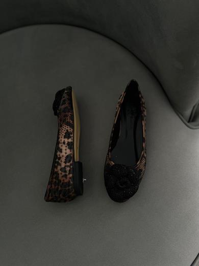Leopar Renk 36–43 numara arası tam kalıp, tamamı taş işlemeli zarif çiçek detaylı babet. Şık davetler ve özel günler için göz alıcı bir model