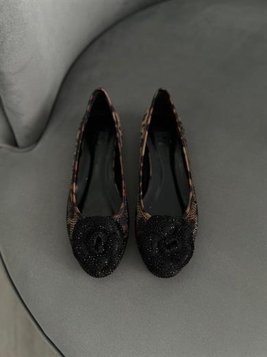 Leopar Renk 36–43 numara arası tam kalıp, tamamı taş işlemeli zarif çiçek detaylı babet. Şık davetler ve özel günler için göz alıcı bir model