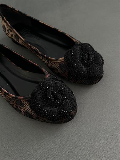 Leopar Renk 36–43 numara arası tam kalıp, tamamı taş işlemeli zarif çiçek detaylı babet. Şık davetler ve özel günler için göz alıcı bir model