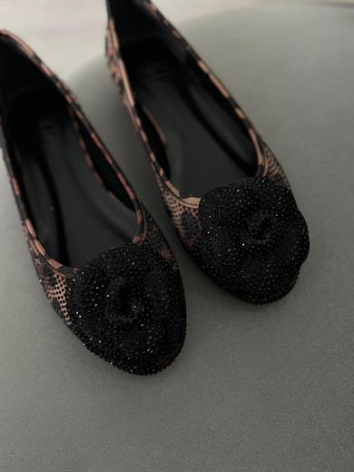 Leopar Renk 36–43 numara arası tam kalıp, tamamı taş işlemeli zarif çiçek detaylı babet. Şık davetler ve özel günler için göz alıcı bir model