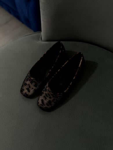 Leopar Renk Zarif taş detaylarıyla şıklığı ön plana çıkaran bu babet, gün boyu konfor sunar. Yumuşak iç tabanı ve tam kalıp yapısıyla rahat bir kullanım sağlar. Günlük ve özel kombinler için idealdir