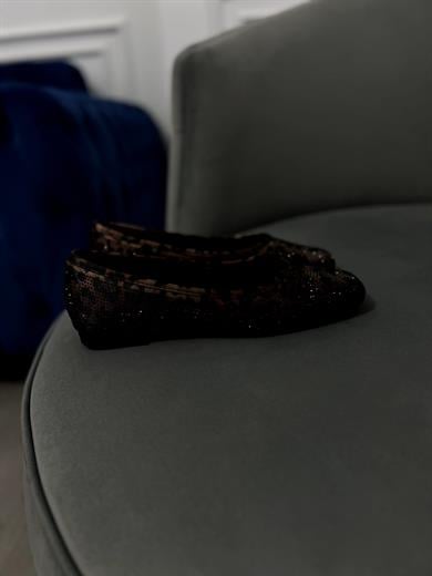 Leopar Renk Zarif taş detaylarıyla şıklığı ön plana çıkaran bu babet, gün boyu konfor sunar. Yumuşak iç tabanı ve tam kalıp yapısıyla rahat bir kullanım sağlar. Günlük ve özel kombinler için idealdir