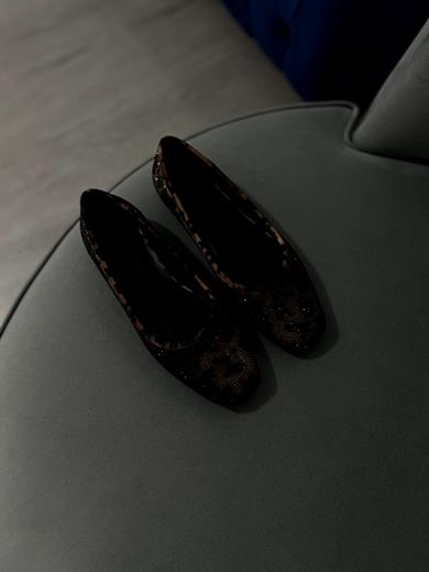 Leopar Renk Zarif taş detaylarıyla şıklığı ön plana çıkaran bu babet, gün boyu konfor sunar. Yumuşak iç tabanı ve tam kalıp yapısıyla rahat bir kullanım sağlar. Günlük ve özel kombinler için idealdir