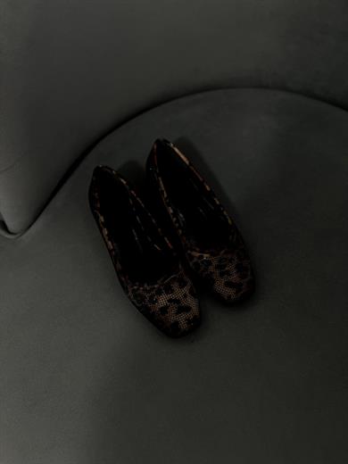 Leopar Renk Zarif taş detaylarıyla şıklığı ön plana çıkaran bu babet, gün boyu konfor sunar. Yumuşak iç tabanı ve tam kalıp yapısıyla rahat bir kullanım sağlar. Günlük ve özel kombinler için idealdir