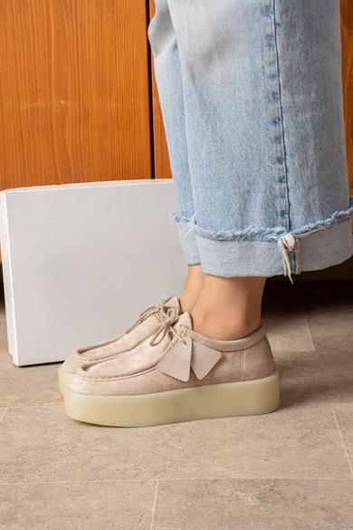 Loafer bej süet görünümlü ayakkabı;  4 cm kalın tabanı, rahat yapısı 