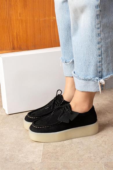 Loafer siyah süet görünümlü ayakkabı; bej 4 cm kalın tabanı, rahat yapısı 