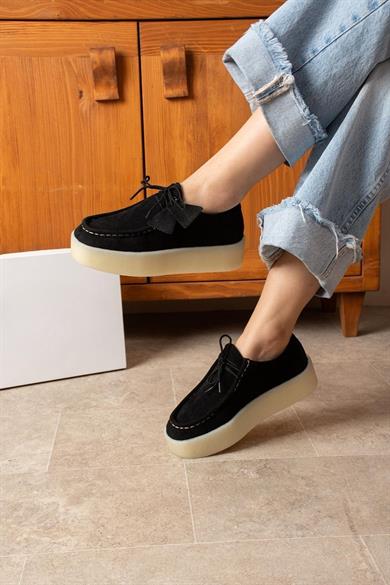Loafer siyah süet görünümlü ayakkabı; bej 4 cm kalın tabanı, rahat yapısı 