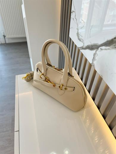 MAT Bej  Çanta ölçüm boy 17 cm genişlik  33 cm ve bir adet  askı bulunmaktadı