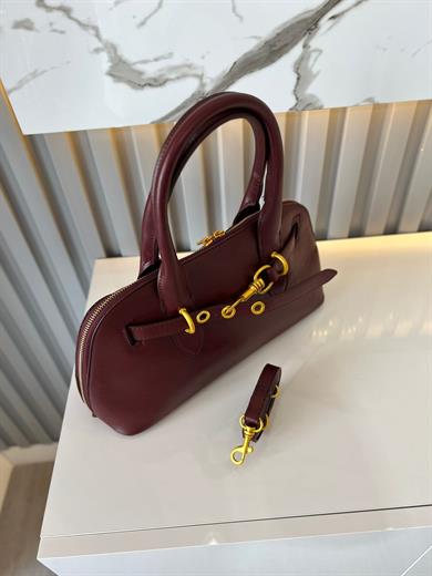 MAT bordo  Çanta ölçüm boy 17 cm genişlik  33 cm ve bir adet  askı bulunmaktadı