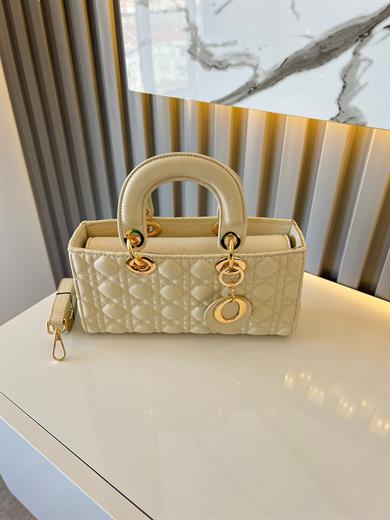 MAT KARE DESENLİ BEJ Çanta ölçüm boy 14 cm genişlik  27 cm ve bir adet Gold detaylı askı bulunmaktadır