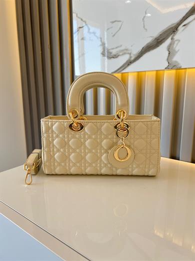 MAT KARE DESENLİ BEJ Çanta ölçüm boy 14 cm genişlik  27 cm ve bir adet Gold detaylı askı bulunmaktadır