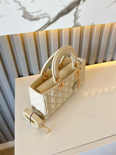 MAT KARE DESENLİ BEJ Çanta ölçüm boy 14 cm genişlik  27 cm ve bir adet Gold detaylı askı bulunmaktadır