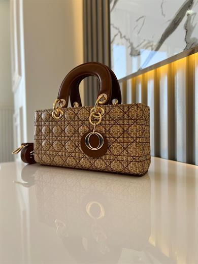 MAT KARE DESENLİ BEJ HASIR Çanta ölçüm boy 14 cm genişlik  27 cm ve bir adet Gold detaylı askı bulunmaktadır
