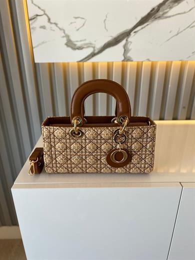MAT KARE DESENLİ BEJ HASIR Çanta ölçüm boy 14 cm genişlik  27 cm ve bir adet Gold detaylı askı bulunmaktadır