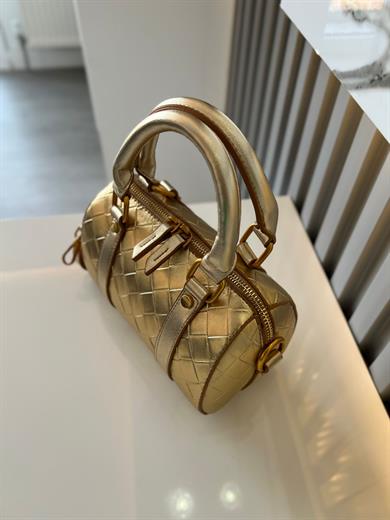 MAT KARE DESENLI GOLD RENK KADIN ÇANTA Yükseklik 13 cm genişlik 20 cm