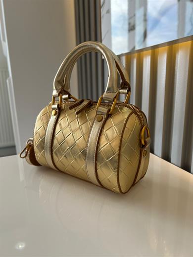MAT KARE DESENLI GOLD RENK KADIN ÇANTA Yükseklik 13 cm genişlik 20 cm
