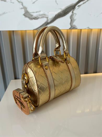 MAT KARE DESENLI GOLD RENK KADIN ÇANTA Yükseklik 13 cm genişlik 20 cm