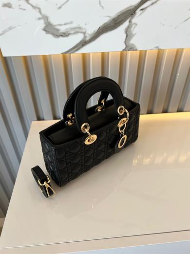 MAT KARE DESENLİ SİYAH Çanta ölçüm boy 14 cm genişlik  27 cm ve bir adet Gold detaylı askı bulunmaktadır