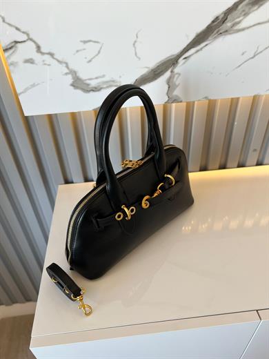 MAT  SİYAH Çanta ölçüm boy 17 cm genişlik  33 cm ve bir adet  askı bulunmaktadı