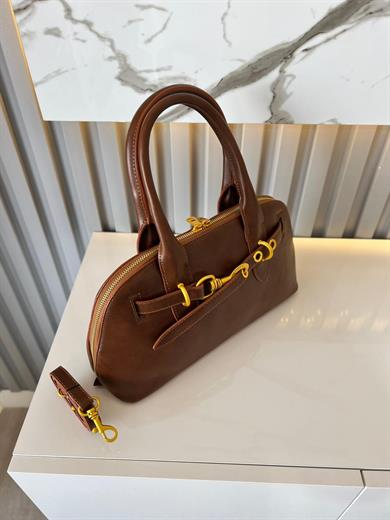 MAT taba  Çanta ölçüm boy 17 cm genişlik  33 cm ve bir adet  askı bulunmaktadı