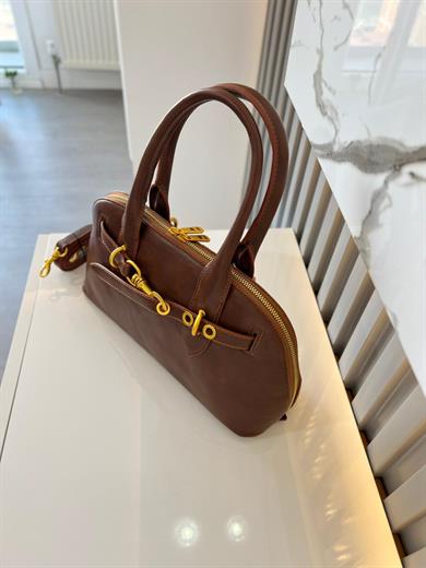 MAT taba  Çanta ölçüm boy 17 cm genişlik  33 cm ve bir adet  askı bulunmaktadı