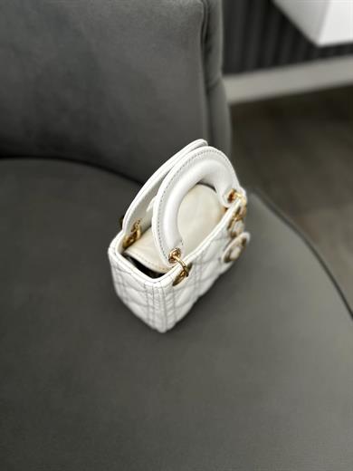 Mini Beyaz Çanta – Mat Deri Zincir Askılı