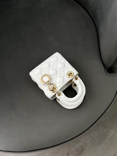 Mini Beyaz Çanta – Mat Deri Zincir Askılı