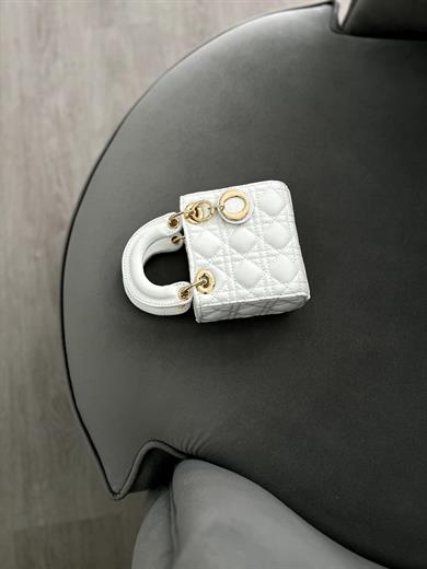 Mini Beyaz Çanta – Mat Deri Zincir Askılı