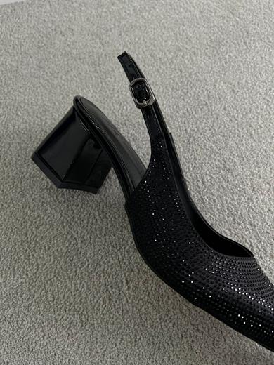 siyah, 5 cm kalın topuklu, sivri burunlu ve arkası tokalı şık davet ayakkabısı