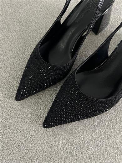 siyah, 5 cm kalın topuklu, sivri burunlu ve arkası tokalı şık davet ayakkabısı