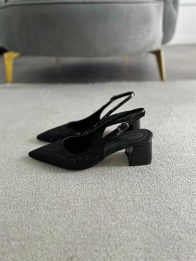 siyah, 5 cm kalın topuklu, sivri burunlu ve arkası tokalı şık davet ayakkabısı