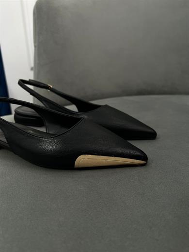 Siyah gold uç detaylı babet . Şık, rahat ve tam kalıptır. 36–43 numara.