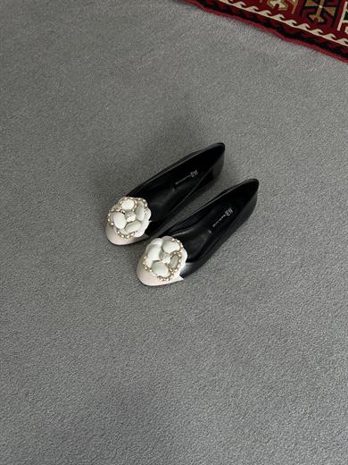 Siyah Renk 36–43 numara arası, tam kalıp, zincir detaylı  çiçek bej renk zarif babet