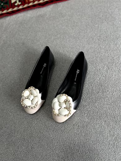 Siyah Renk 36–43 numara arası, tam kalıp, zincir detaylı  çiçek bej renk zarif babet