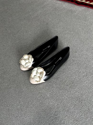 Siyah Renk 36–43 numara arası, tam kalıp, zincir detaylı  çiçek bej renk zarif babet